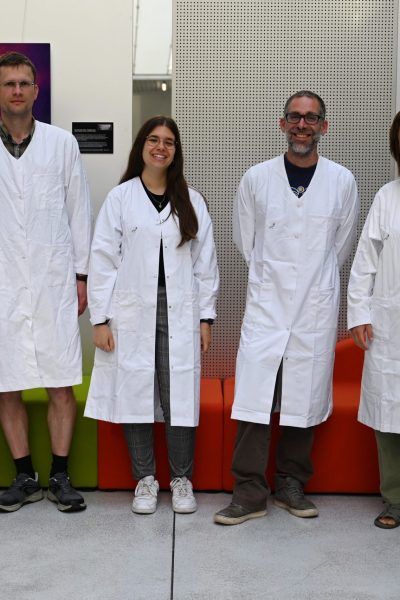Des blouses en tissu réemployé pour le CNRS
