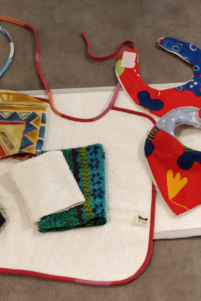 Des bavoirs surcyclés pour les petits des crèches Brins d’éveil